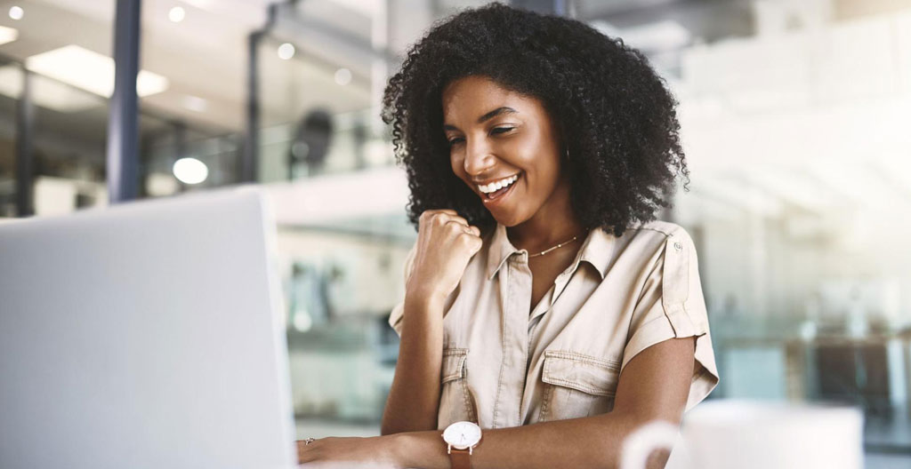 Entrepreneur utilisant application mobile pour enchérir en direct lors d'une vente aux enchères de matériel professionnel