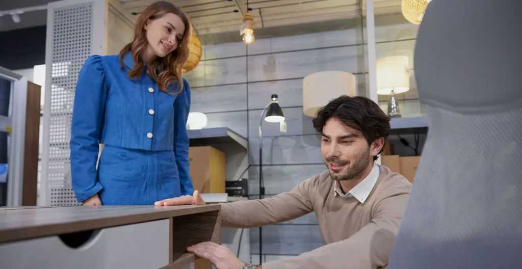Responsable matériel d'entreprise inspectant véhicule utilitaire lors d'une visite préalable aux enchères avec tablette d'évaluation